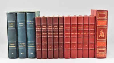 plusieurs livres sont alignés sur une surface blanche