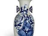 un vase bleu et blanc avec des fleurs