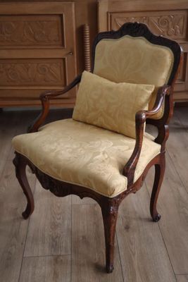 une chaise posée sur le sol de la pièce
