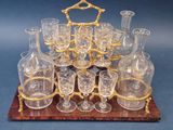 des bouteilles et des verres posés sur un plateau en bois orné d'un cadre doré