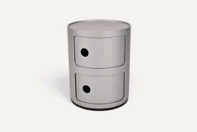 une petite table sur laquelle se trouvent deux tiroirs