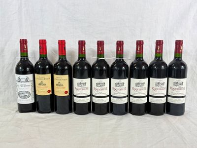 six bouteilles de vin rouge alignées sur un fond blanc
