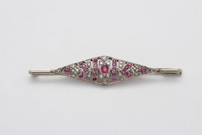 une broche ornée d'un saphir rose et de diamants