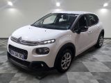 la citrole blanche est garee sur un carrelage en damier