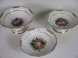 trois bols en porcelaine ornés de motifs floraux, posés sur une table