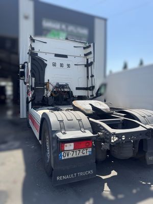 un semi-remorque garé devant un immeuble