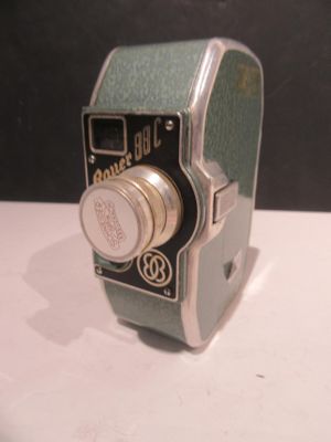 un gros plan sur un petit appareil photo posé sur une table