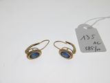 une paire de boucles d'oreilles en or ornées de pierres bleues