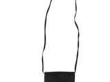 un sac à main noir avec une boucle dorée et une longue bandoulière