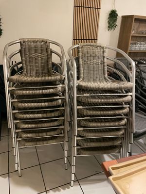 un grand nombre de chaises dans une pièce