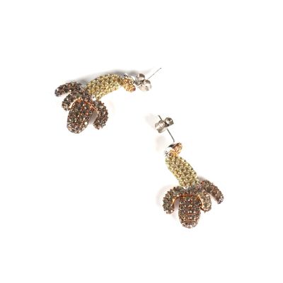 Les boucles d'oreilles sont en or et ornées de cristaux marron.