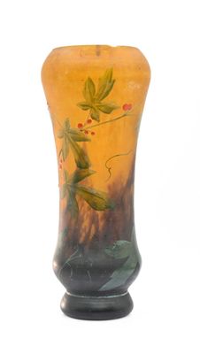 un vase avec un tableau posé sur une table