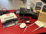 une table rouge sur laquelle sont posés tout un tas d'appareils électroniques