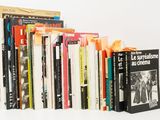 plusieurs livres sont empilés sur une surface blanche
