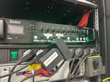 un rack sur lequel sont installés de nombreux appareils électroniques de différents types