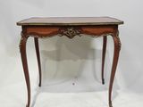 une petite table en bois avec un plateau en marbre sur fond blanc