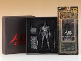 une boîte contenant la figurine d'un homme en armure