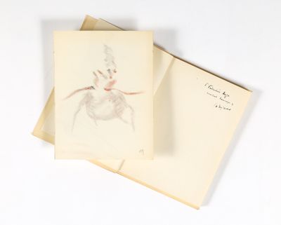 un vieux livre sur lequel figure le dessin d'un homme à cheval, au sommet d'une pile de papiers
