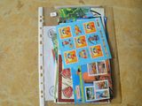 beaucoup de timbres sur une feuille de papier posée sur une table
