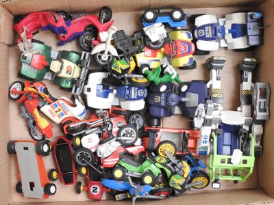 une boîte remplie de petites voitures et de camions de toutes sortes