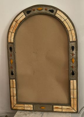 une photo d'un miroir dans un coin d'une pièce