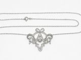 un gros plan d'un collier avec un pendentif en diamant suspendu à une chaîne