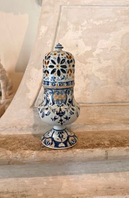 un petit vase bleu et blanc posé sur un rebord