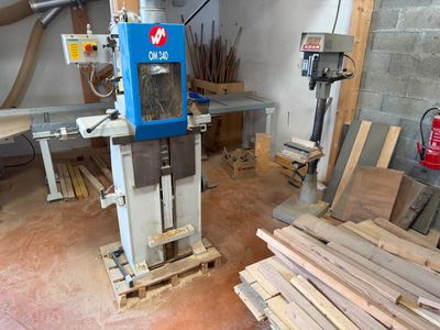 une machine placée au milieu d'une pièce