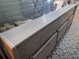 un comptoir contenant de la nourriture