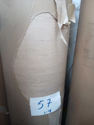 un gros plan d'un rouleau de papier sur lequel est accrochée une étiquette