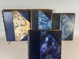 trois livres à la couverture bleue empilés les uns sur les autres