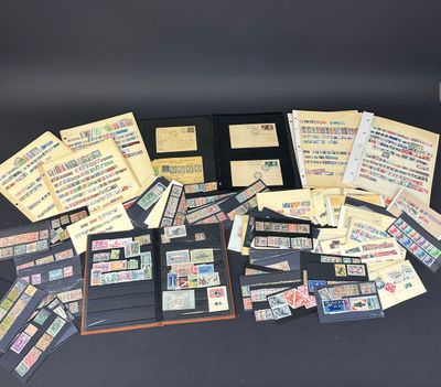 une collection de timbres et des timbres exposés sur une table
