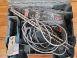 une boîte à outils avec un tas d'outils à l'intérieur