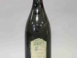 une bouteille de vin posée sur une table