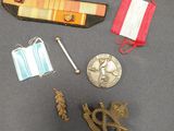 quelques médailles et une médaille sont posées sur une table