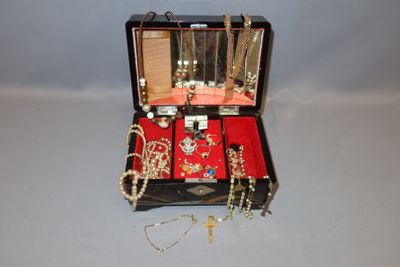un écrin noir contenant tout un tas de bijoux