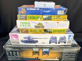une pile de maquettes de chars de différents modèles empilées les unes sur les autres