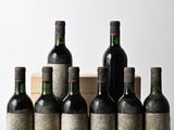 plusieurs bouteilles de vin sont alignées sur une table en bois