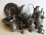 de nombreux objets en pewter de toutes sortes posés sur une table