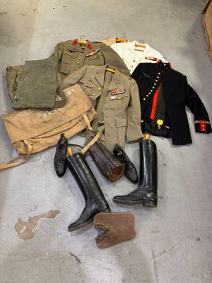 Fort lot d’effets militaires comprenant notamment un uniform… - Photo 1