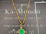 une photo d'un collier orné d'une pierre verte
