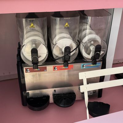 une machine posée sur une table