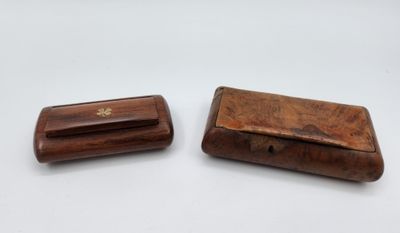 deux petites boîtes en bois posées l'une à côté de l'autre sur une surface blanche