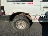 une camionnette blanche sur laquelle est collé un autocollant sur le côté