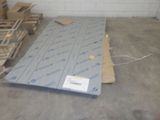 une pile de cartons et un matelas par terre