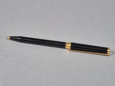 DUPONT Paris Stylo bille en résine noire et métal doré.