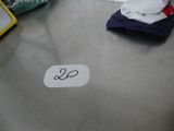 un autocollant blanc représentant une personne, posé sur une table