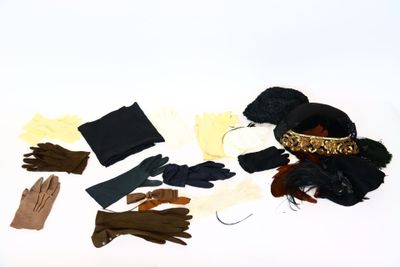 Réunion de gants, foulard en soie noir et chapeaux ornés de …