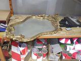 une table surmontée d'un miroir dans une pièce