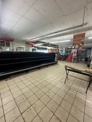 un grand magasin vide avec de nombreuses étagères vides
